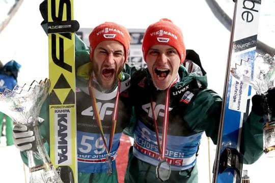 Der zweitplatzierte Markus Eisenbichler (l) und der drittplatzierte Stephan Leyhe.