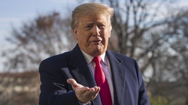 Donald Trump auf dem Südrasen des Weißen Hauses, nachdem er mit dem Marine One von Camp David zurück kehrt. Donald Trump auf dem Südrasen des Weißen Hauses, nachdem er mit dem Marine One von Camp David zurück kehrt.