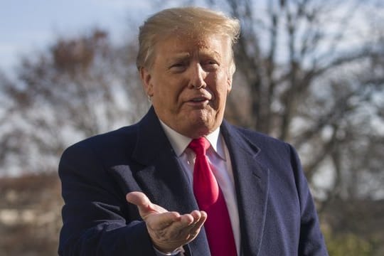 Donald Trump auf dem Südrasen des Weißen Hauses, nachdem er mit dem Marine One von Camp David zurück kehrt.