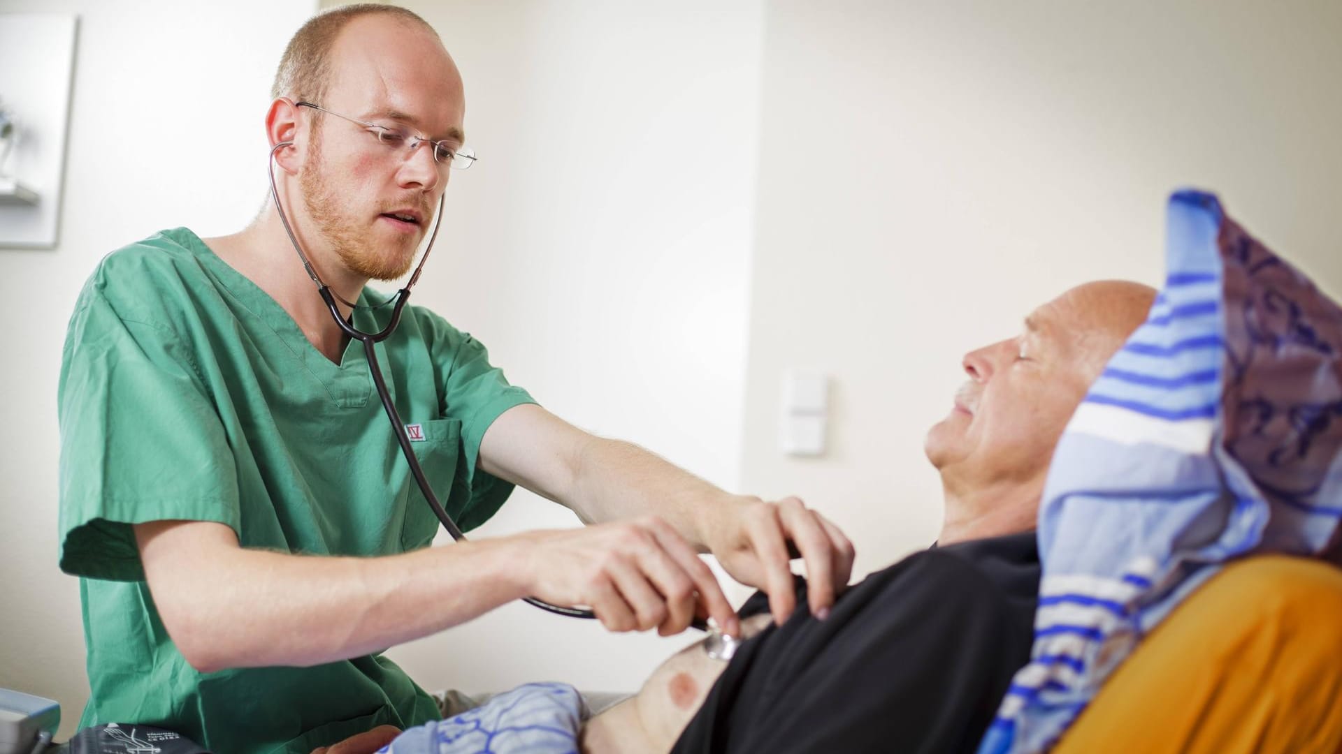 Arzt untersucht Patient