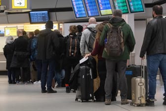 Reisende warten an einem Schalter am Flughafen Tegel: 300 Mitarbeiter des Sicherheitspersonals haben an den beiden Berliner Flughäfen die Arbeit nieder gelegt.