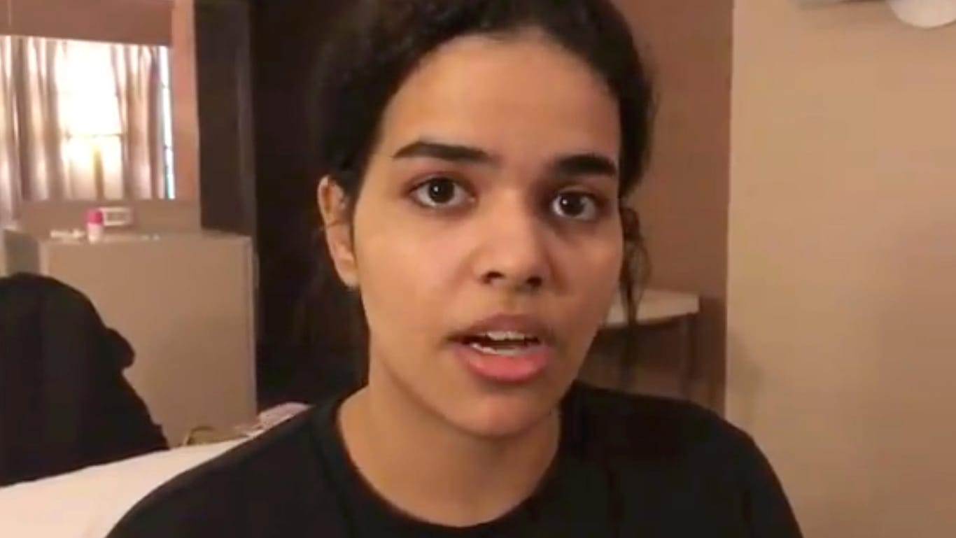 Ein Videostandbild von Rahaf Mohammed al-Kunun; Gemeinsam mit Human Rights Watch kämpft sie dafür, nicht nach Saudi-Arabien zurück zu müssen. Sie habe Angst um ihr Leben, sagt die 18-Jährige.