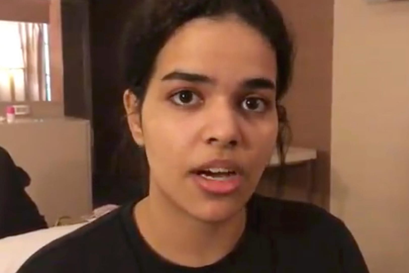 Ein Videostandbild von Rahaf Mohammed al-Kunun; Gemeinsam mit Human Rights Watch kämpft sie dafür, nicht nach Saudi-Arabien zurück zu müssen. Sie habe Angst um ihr Leben, sagt die 18-Jährige.