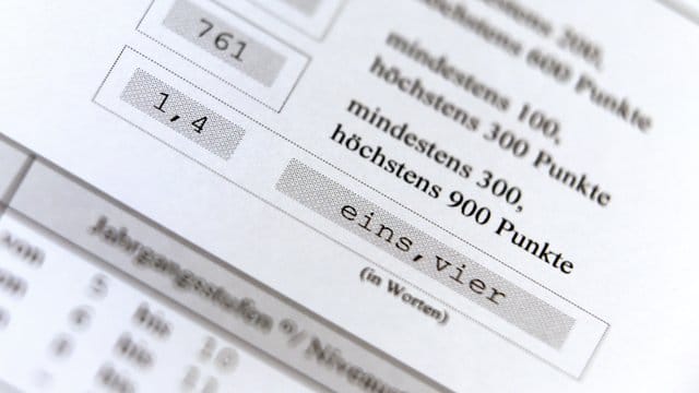 Ein Zeugnis der allgemeinen Hochschulreife (Abiturzeugnis) mit der Durchschnittsnote 1,4: Werden Lehrer bald strenger bei der Notenvergabe?