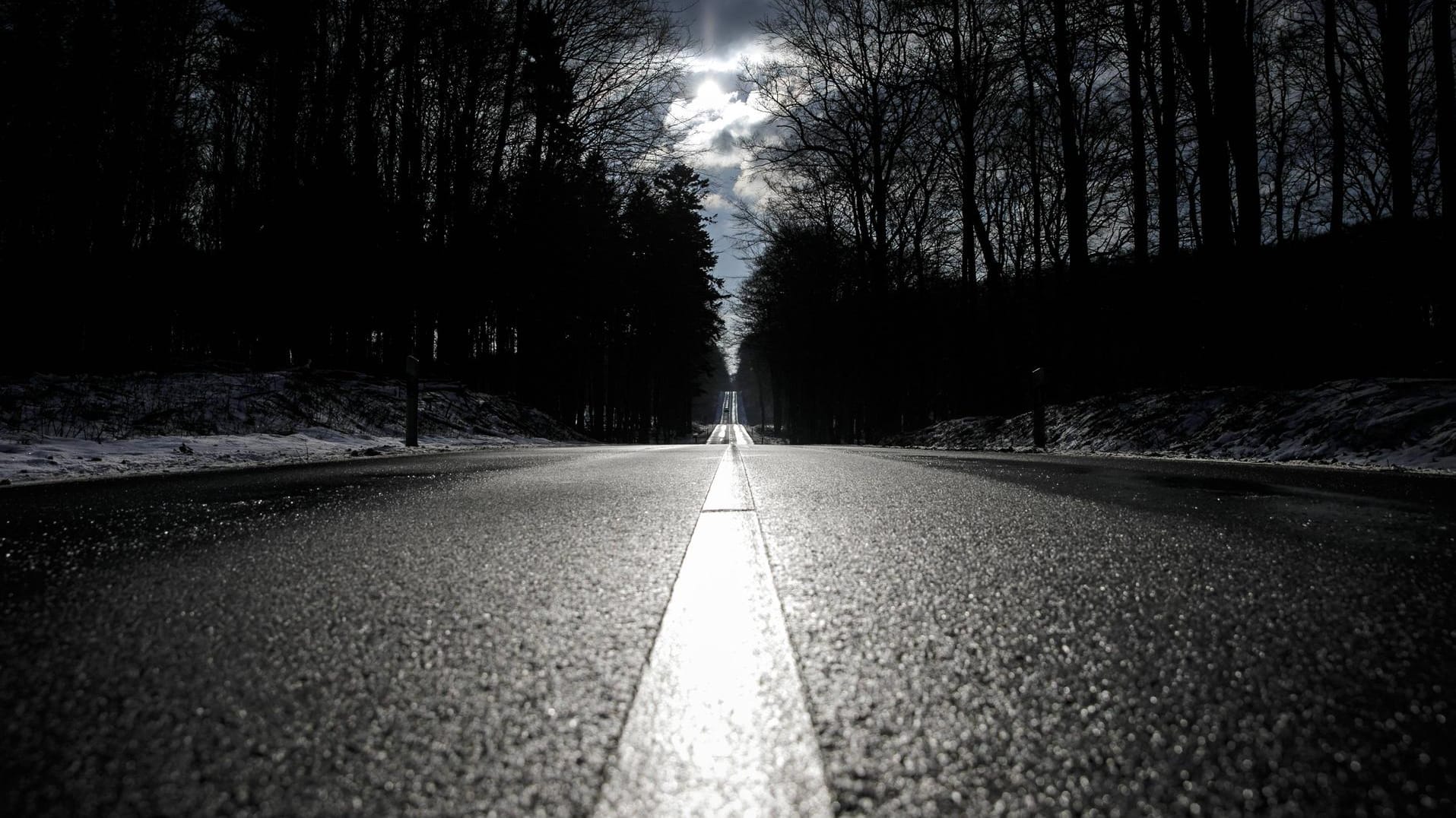Eine Landstraße auf Rügen (Symbolfoto): Gegen den Vater wurde Strafanzeige gestellt. Eine Landstraße auf Rügen (Symbolfoto): Gegen den Vater wurde Strafanzeige gestellt.