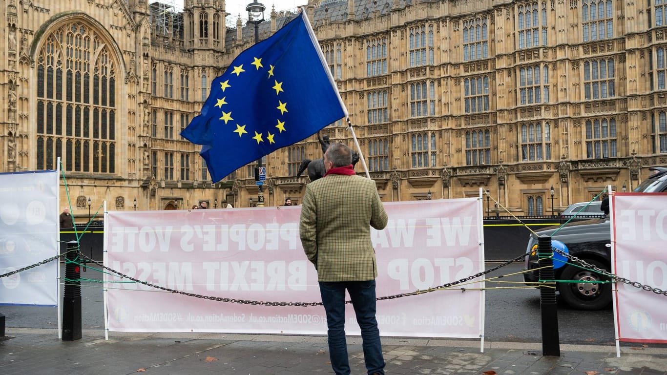 Ein Anti-Brexit-Demonstrant vor dem britischen Parlament: Ein zweites Referendum lehnt Premierministerin May strikt ab.