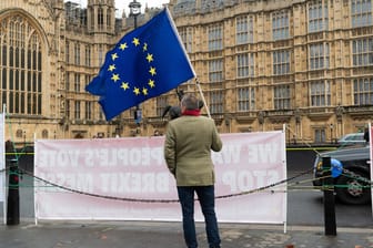 Ein Anti-Brexit-Demonstrant vor dem britischen Parlament: Ein zweites Referendum lehnt Premierministerin May strikt ab.