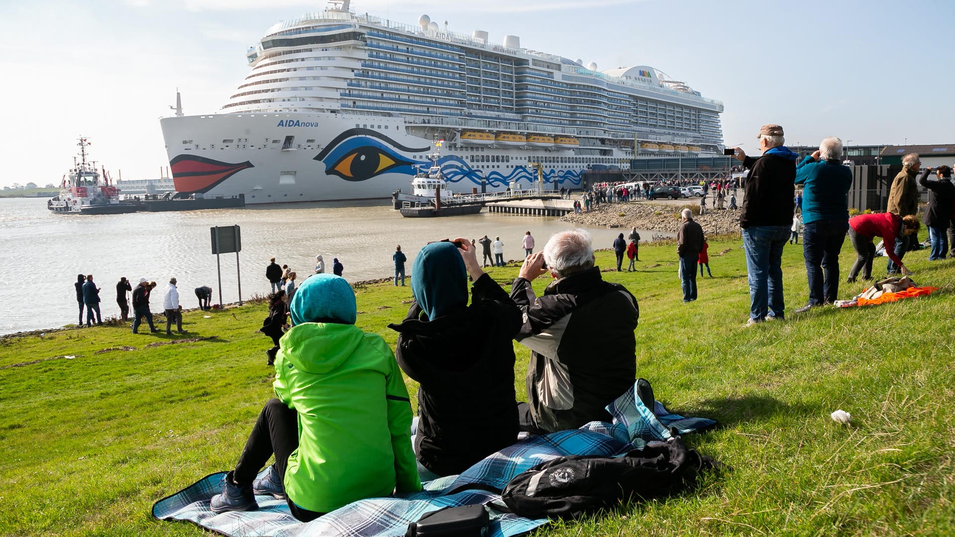 "AIDANova": das neue Kreuzfahrtschiff während seiner Überführung auf der Ems.