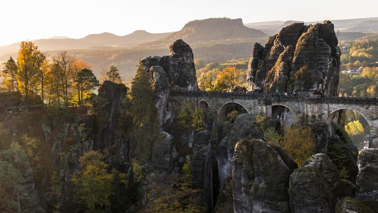 Basteibrücke im Nationalpark Sächsische Schweiz: Urlaub in der Heimat liegt im Trend.