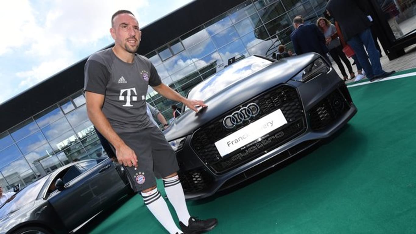 Bayern-Profi Franck Ribéry posiert in München neben seinem neuen Wagen.