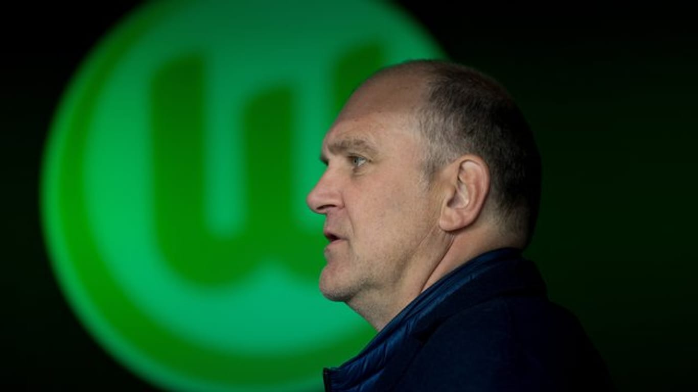 Der Wolfsburger Sportchef Jörg Schmadtke warnt vor zu großer Zufriedenheit.