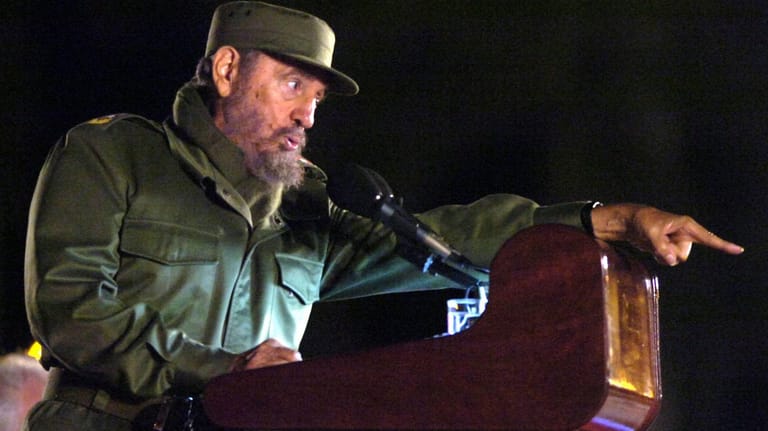 Fidel Castro hält 2006 eine Rede auf dem Platz der Revolution in Havanna.