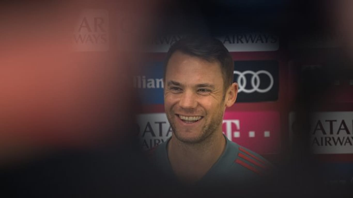 Bayern-Torwart Manuel Neuer hält sich mit Aussagen zur Goldsteak-Affäre von Franck Ribéry bei der Pressekonferenz vor in Doha zurück.