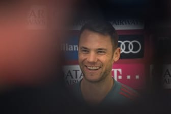 Bayern-Torwart Manuel Neuer hält sich mit Aussagen zur Goldsteak-Affäre von Franck Ribéry bei der Pressekonferenz vor in Doha zurück.