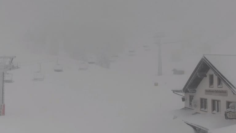 So sieht es am Mittag in Hochkar aus: Der Skiort wurde komplett geräumt – wegen Lawinengefahr.