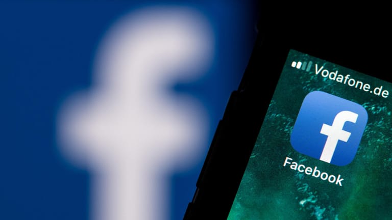 Das Facebook-Logo auf einem Smartphone: Unbekannte versuchen, durch eine Betrugsmasche an das Geld ihrer Opfer zu kommen.