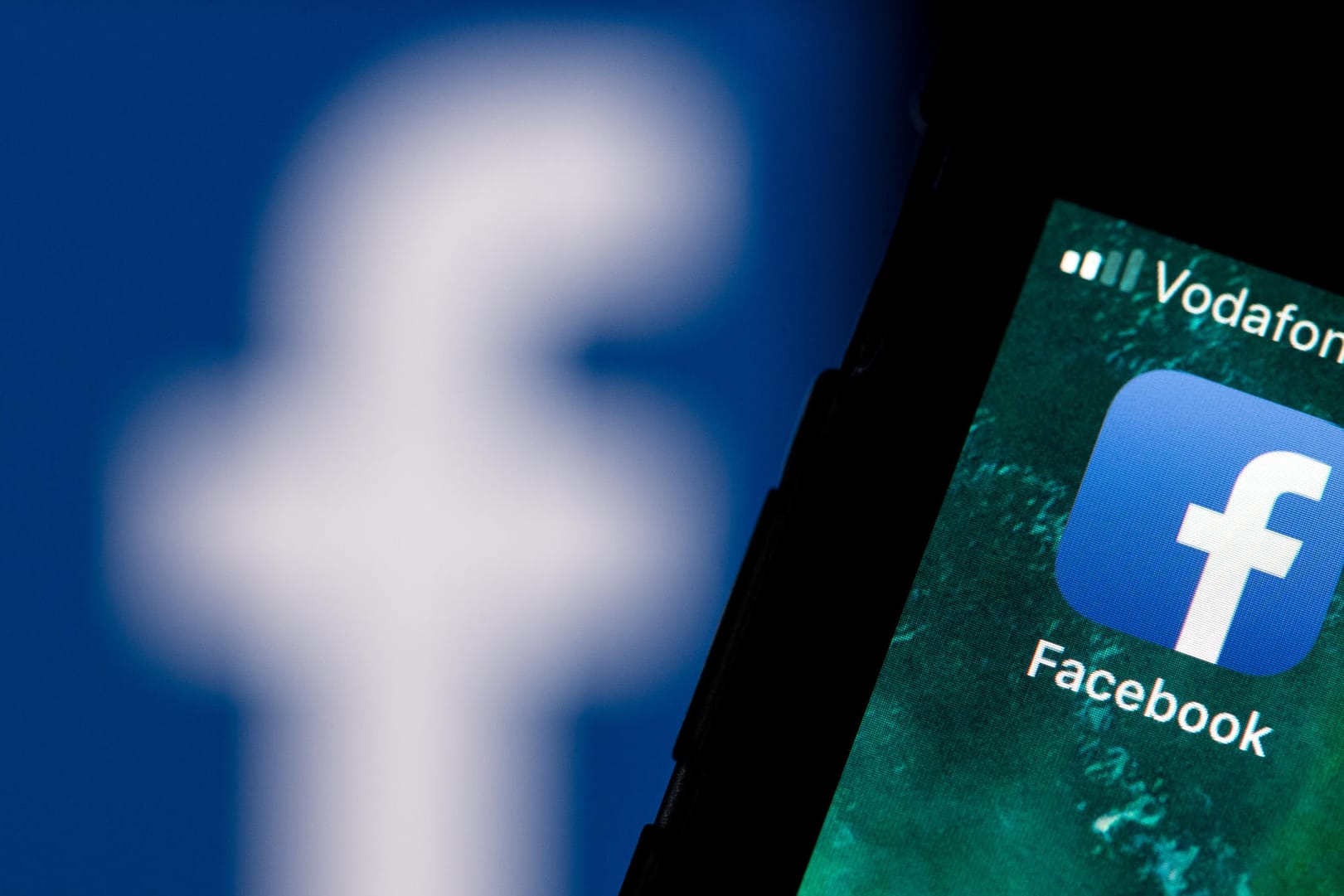 Das Facebook-Logo auf einem Smartphone: Unbekannte versuchen, durch eine Betrugsmasche an das Geld ihrer Opfer zu kommen.