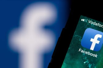 Das Facebook-Logo auf einem Smartphone: Unbekannte versuchen, durch eine Betrugsmasche an das Geld ihrer Opfer zu kommen.