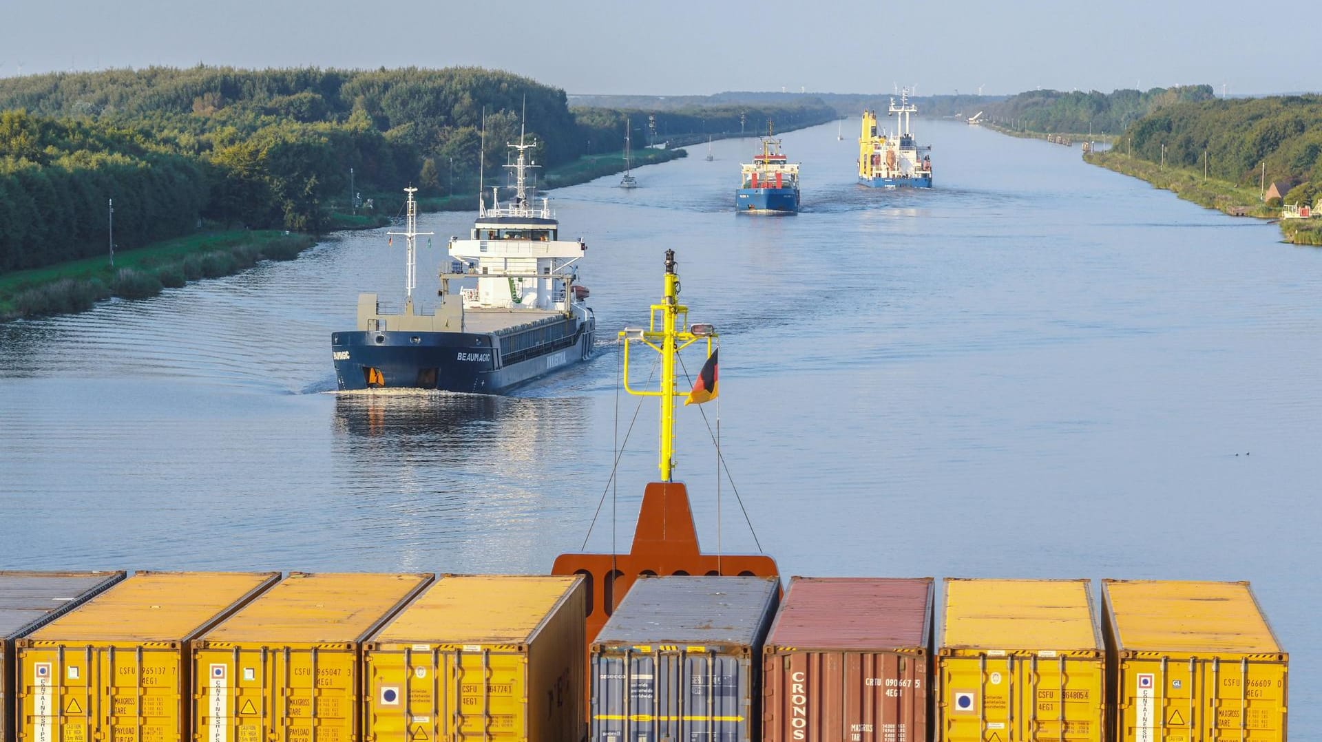 Frachtschiffe auf dem Nord-Ostsee-Kanal: Die Wasserstraße musste vorübergehend gesperrt werden. (Archivbild) Frachtschiffe auf dem Nord-Ostsee-Kanal: Die Wasserstraße musste vorübergehend gesperrt werden. (Archivbild)
