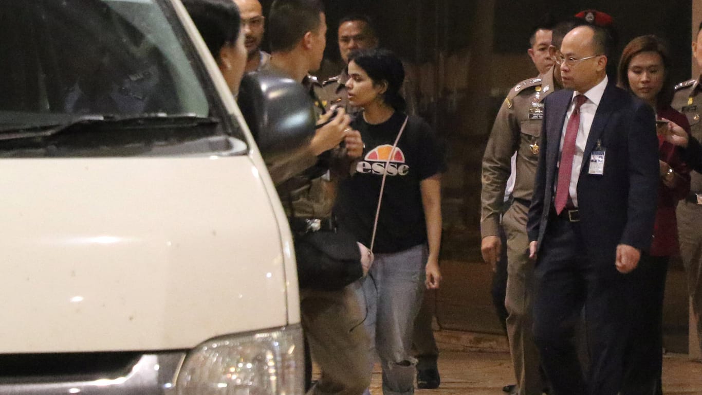 Rahaf Mohammed al-Kunun mit UNHCR-Mitarbeitern und Vertretern der thailändischen Ausländerbehörde: Die junge Frau flüchtete vor ihrer Familie aus Saudi-Arabien und durfte nun den Flughafen von Bangkok verlassen.