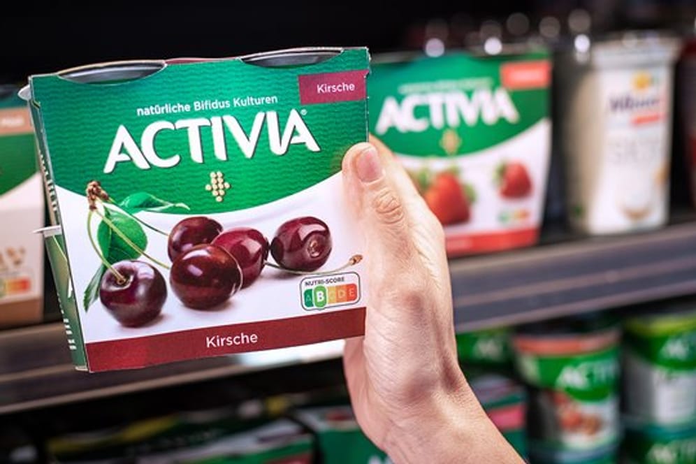 Der Entwurf einer möglichen künftigen Verpackung für Danones ACTIVIA-Joghurt mit einer fünfstufigen Farb-Skala in der rechten unteren Ecke.