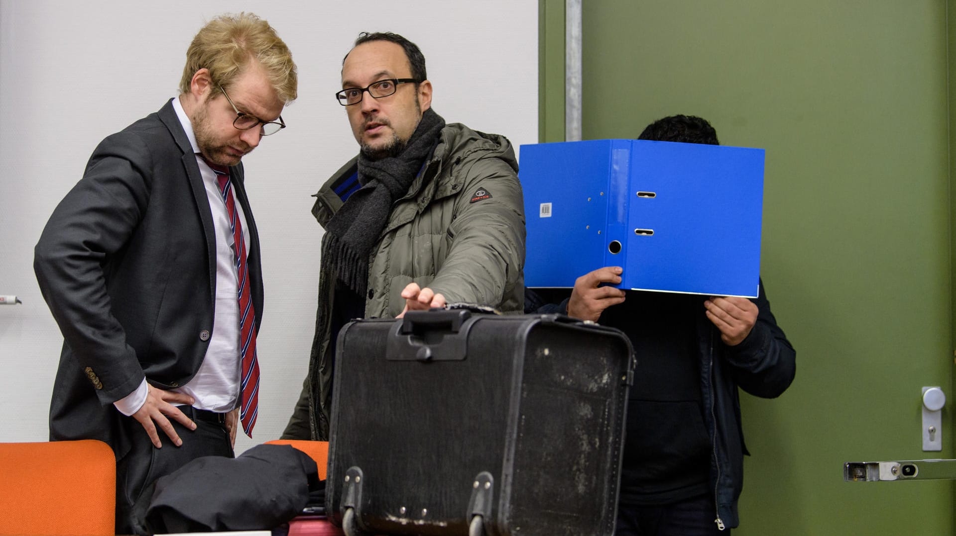 Der angeklagte Mann (r), sein Rechtsanwalt und der Rechtsanwalt der mitangeklagten Frau (l): Das Paar wird der Zwangsprostitution beschuldigt. Der angeklagte Mann (r), sein Rechtsanwalt und der Rechtsanwalt der mitangeklagten Frau (l): Das Paar wird der Zwangsprostitution beschuldigt.