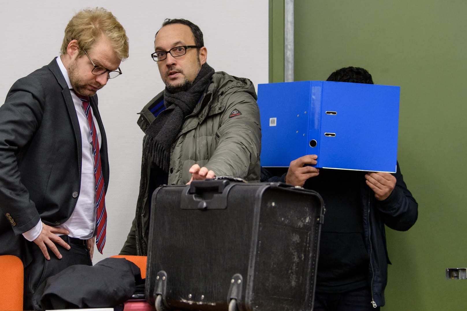 Der angeklagte Mann (r), sein Rechtsanwalt und der Rechtsanwalt der mitangeklagten Frau (l): Das Paar wird der Zwangsprostitution beschuldigt.