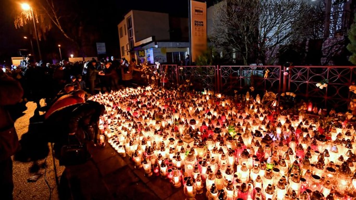 Blumen und Kerzen werden am Ort des Brandes niedergelegt, an dem die fünf Mädchen gestorben sind.