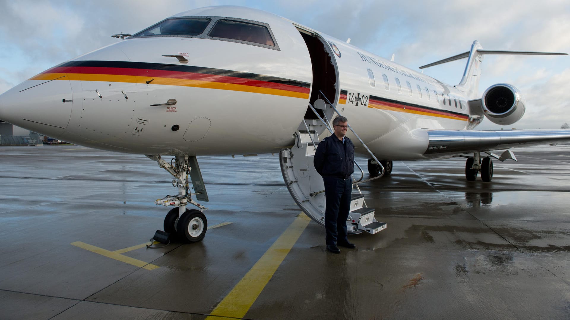 Ein Pilot der Flugbereitschaft steht auf dem Flughafen neben einer Global 5000: Wegen eines Defekts an der Regierungsmaschine kann Entwicklungsminister Müller nicht weiterreisen.