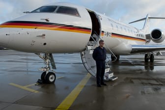 Ein Pilot der Flugbereitschaft steht auf dem Flughafen neben einer Global 5000: Wegen eines Defekts an der Regierungsmaschine kann Entwicklungsminister Müller nicht weiterreisen.