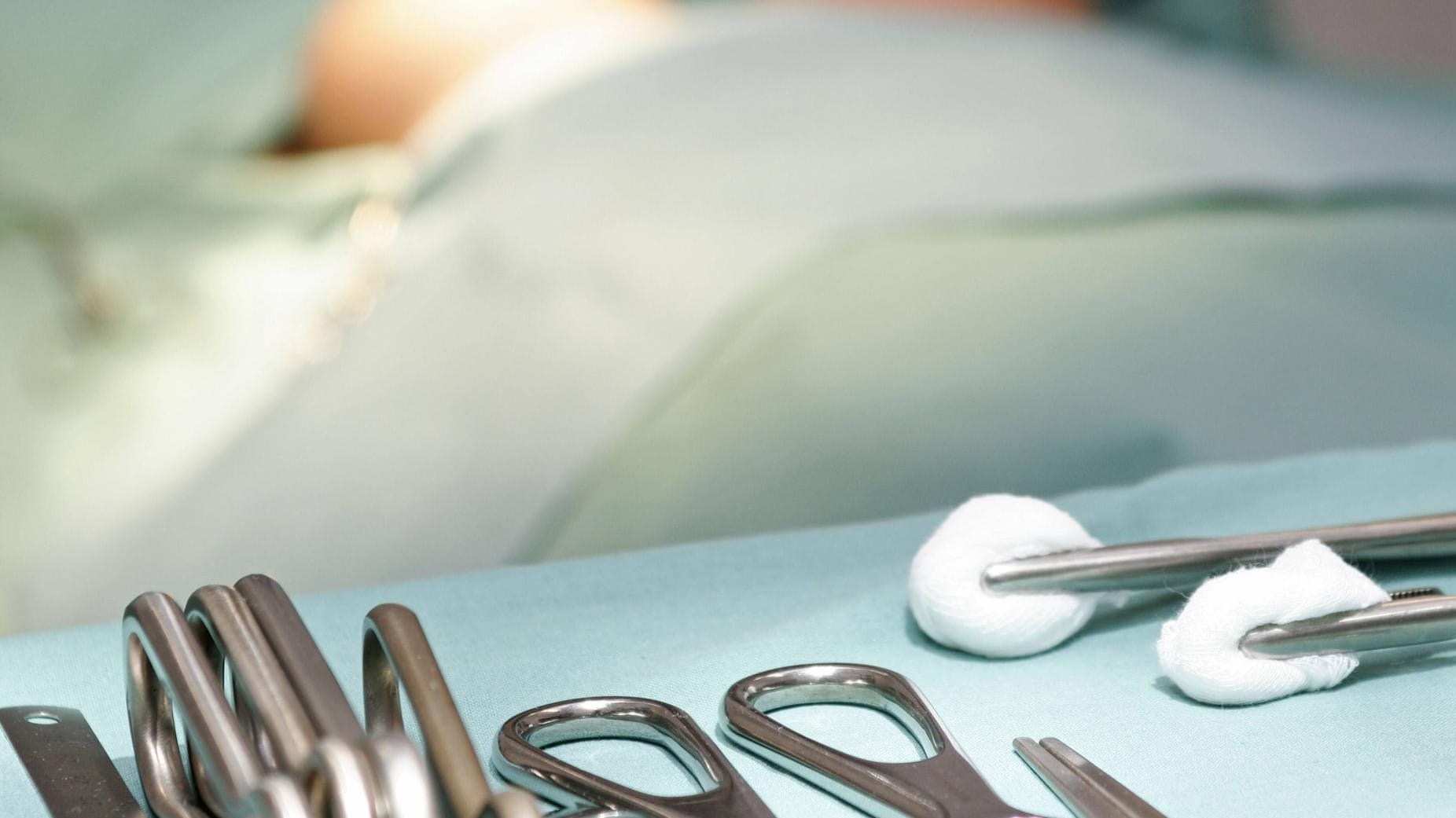 Instrumente für eine Brust-OP: Ein Möchtgern-Chirurg hat seine Patientinnen teils auf einem Massagetisch operiert. Eine entsprechende Zulassung hatte er nicht. (Symbolbild) Instrumente für eine Brust-OP: Ein Möchtgern-Chirurg hat seine Patientinnen teils auf einem Massagetisch operiert. Eine entsprechende Zulassung hatte er nicht. (Symbolbild)