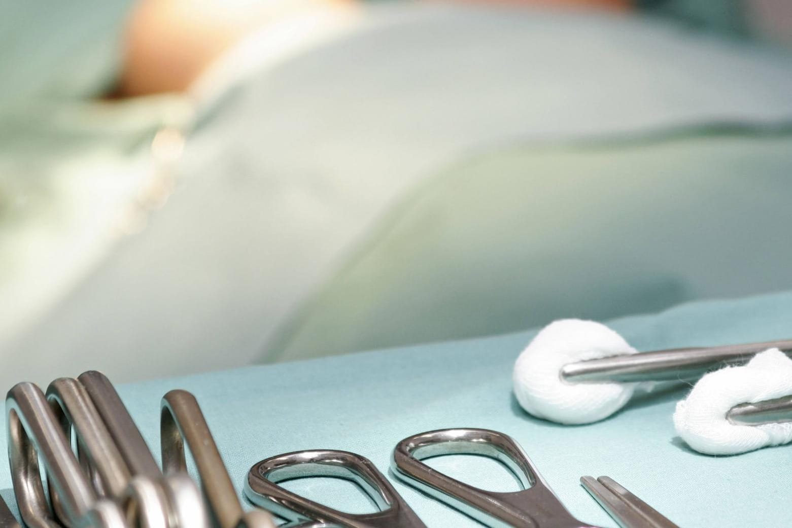 Instrumente für eine Brust-OP: Ein Möchtgern-Chirurg hat seine Patientinnen teils auf einem Massagetisch operiert. Eine entsprechende Zulassung hatte er nicht. (Symbolbild)