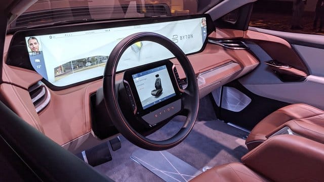 Das Cockpit mit großem Display in einem Prototypen des Elektro-SUV M-Byte von Byton auf der Technik-Messe CES. Das Cockpit mit großem Display in einem Prototypen des Elektro-SUV M-Byte von Byton auf der Technik-Messe CES.