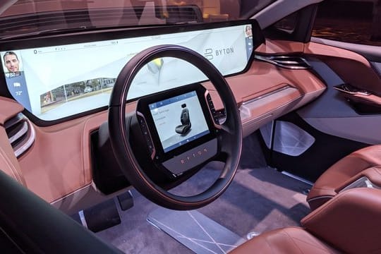Das Cockpit mit großem Display in einem Prototypen des Elektro-SUV M-Byte von Byton auf der Technik-Messe CES.