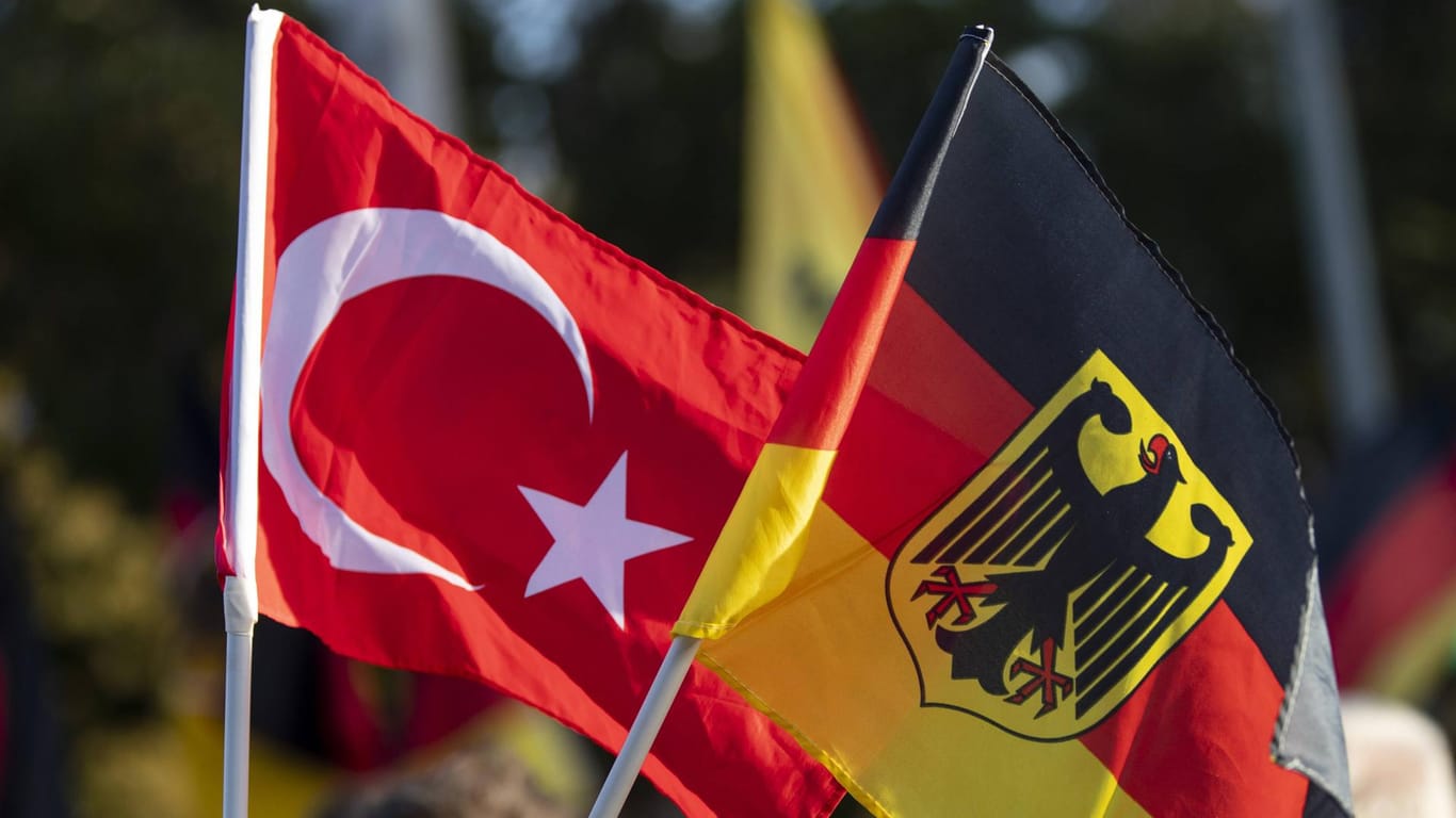 Türkische und deutsche Flagge: Die Bundesregierung hat kürzlich ihre Reisehinweise für die Türkei verschärft und warnt vor regierungskritischen Äußerungen in sozialen Medien.