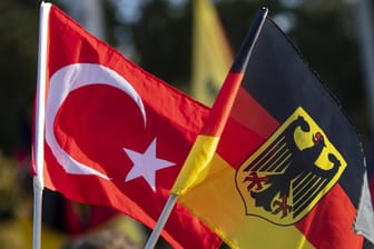 Türkische und deutsche Flagge: Die Bundesregierung hat kürzlich ihre Reisehinweise für die Türkei verschärft und warnt vor regierungskritischen Äußerungen in sozialen Medien.