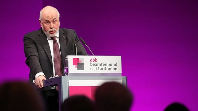 "Wer die Besten will, muss ihnen etwas bieten", sagte der Vorsitzende des Beamtenbundes dbb, Ulrich Silberbach. "Wer die Besten will, muss ihnen etwas bieten", sagte der Vorsitzende des Beamtenbundes dbb, Ulrich Silberbach.