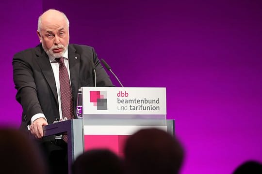"Wer die Besten will, muss ihnen etwas bieten", sagte der Vorsitzende des Beamtenbundes dbb, Ulrich Silberbach.
