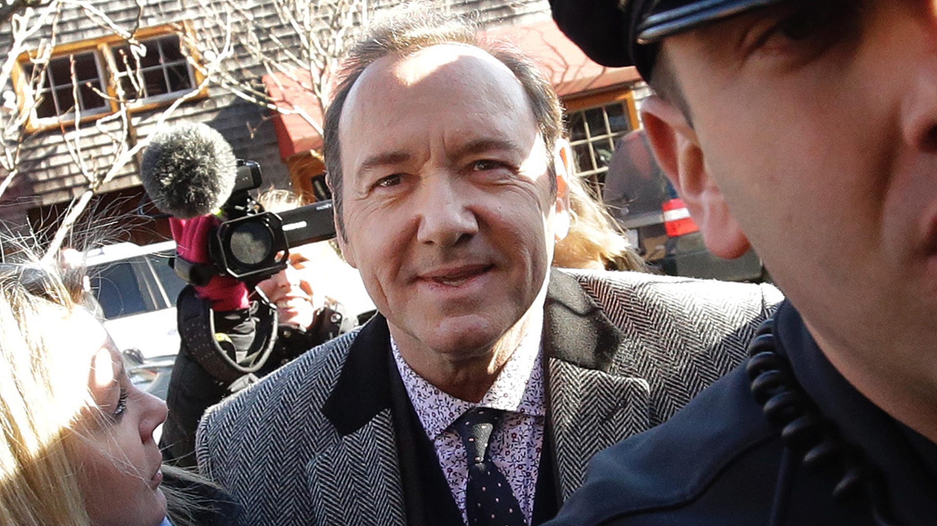 Umzingelt von Kameras: Kevin Spacey auf dem Weg ins Gericht.