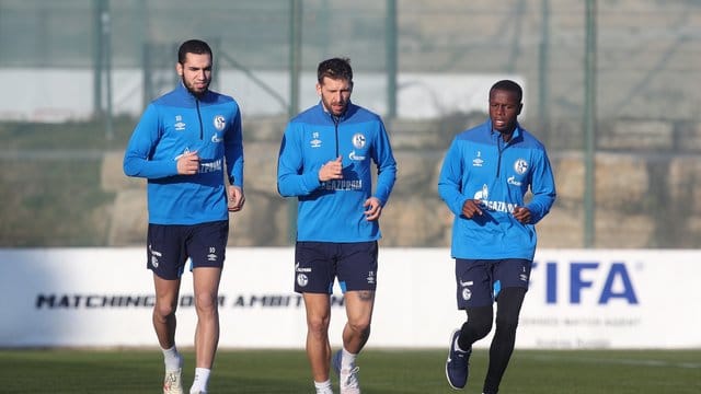 Hat das Schalker Trainingslager inzwischen verlassen: Nabil Bentaleb (l). Hat das Schalker Trainingslager inzwischen verlassen: Nabil Bentaleb (l).