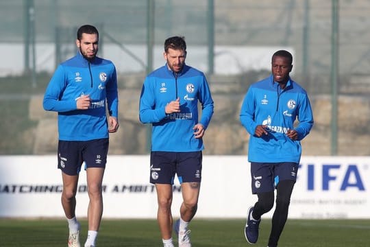 Hat das Schalker Trainingslager inzwischen verlassen: Nabil Bentaleb (l).