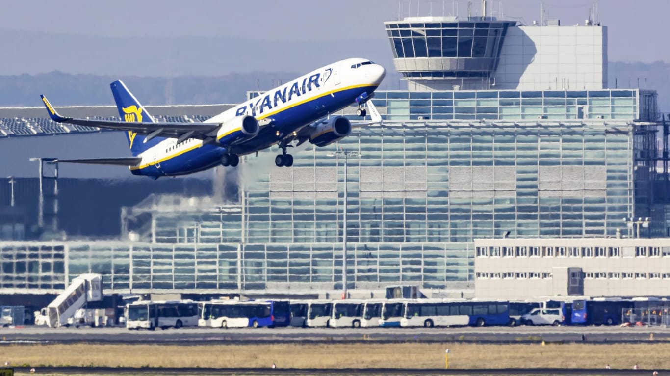 Flugzeug von Ryanair hebt ab: Laut Airhelp seien Streiks der Billigfluglinie für Verzögerungen verantwortlich.