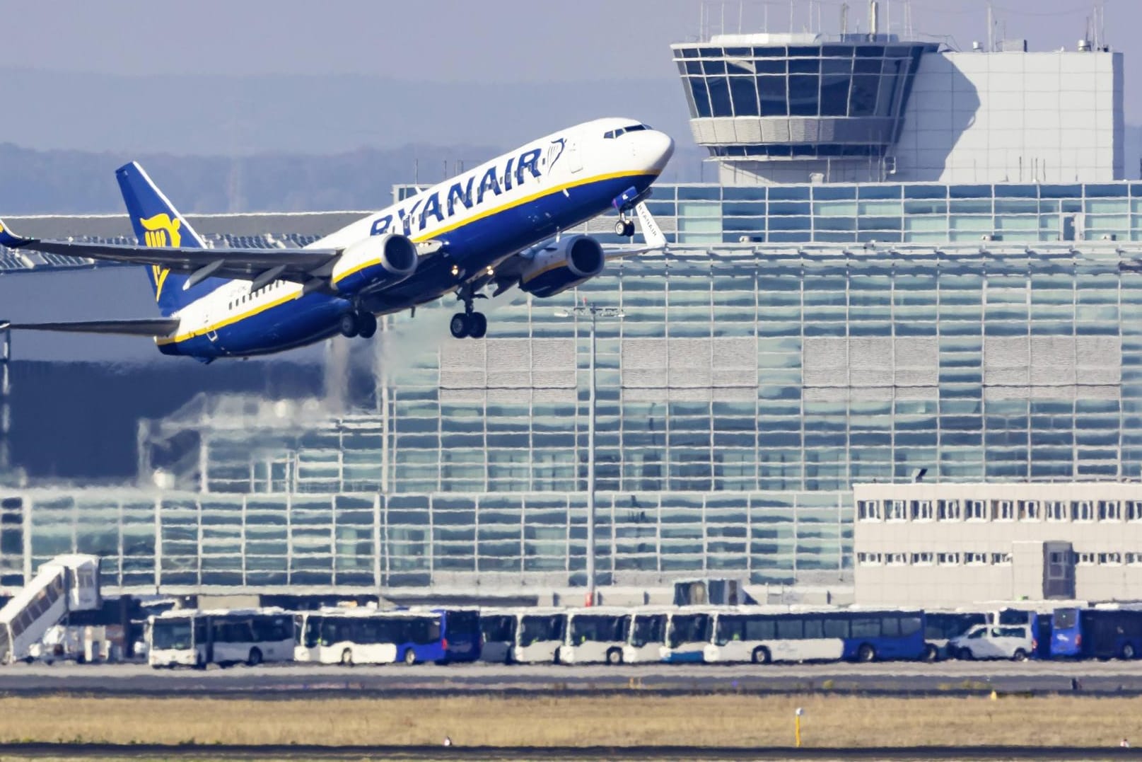 Flugzeug von Ryanair hebt ab: Laut Airhelp seien Streiks der Billigfluglinie für Verzögerungen verantwortlich.