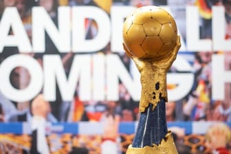 Objekt der Begierde: Der Handball-WM-Pokal.