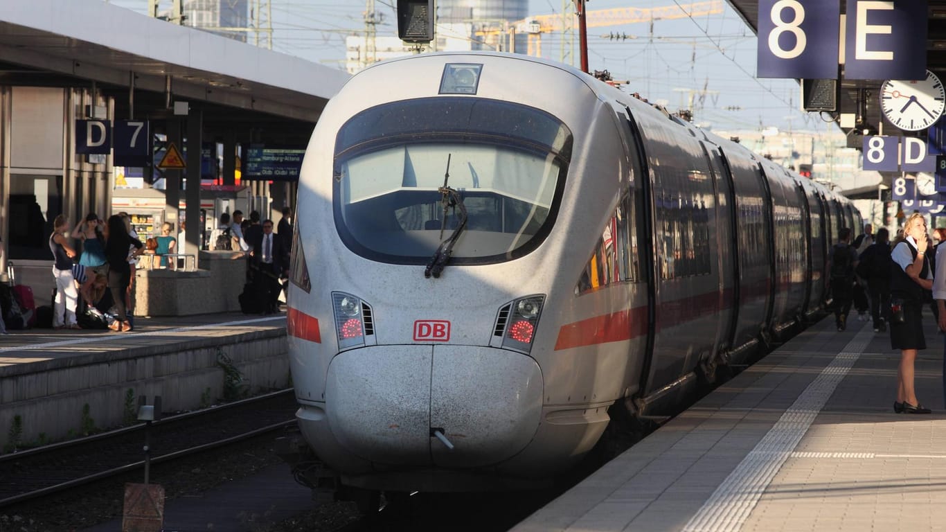 ICE im Nürnberger Hauptbahnhof: Auf der Strecke München-Hamburg musste ein Zug evakuiert werden. (Archivbild)