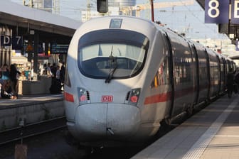 ICE im Nürnberger Hauptbahnhof: Auf der Strecke München-Hamburg musste ein Zug evakuiert werden. (Archivbild)