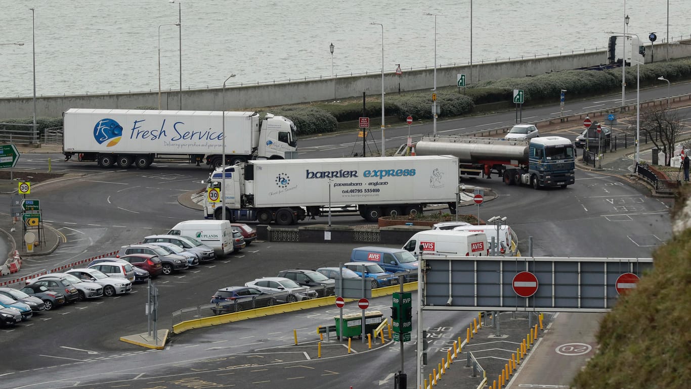 Brexit-Übung: Vom Hafen in Dover fuhren die Lkw zum Flughafengelände in Manston zurück.