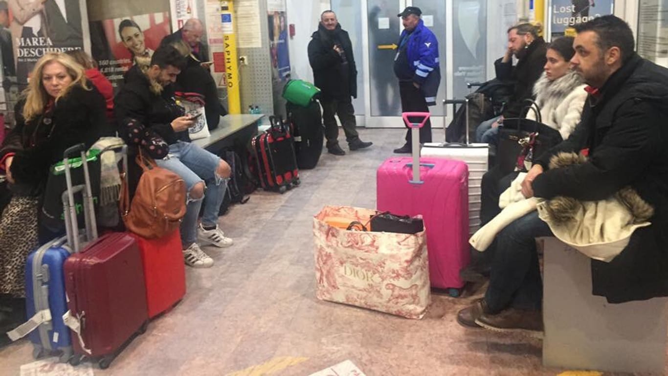 Am Flughafen Timisoara: Selbst in den Wartebereichen trugen die Passagiere dicke Jacken.