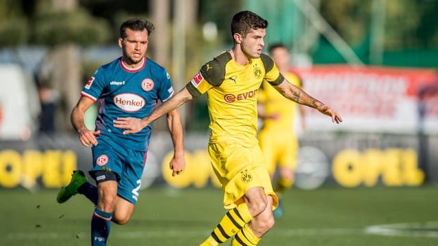 Düsseldorfs Kevin Stöger (l) eilt BVB-Akteur Christian Pulisic hinterher. Düsseldorfs Kevin Stöger (l) eilt BVB-Akteur Christian Pulisic hinterher.