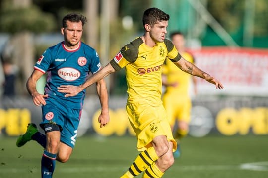 Düsseldorfs Kevin Stöger (l) eilt BVB-Akteur Christian Pulisic hinterher.